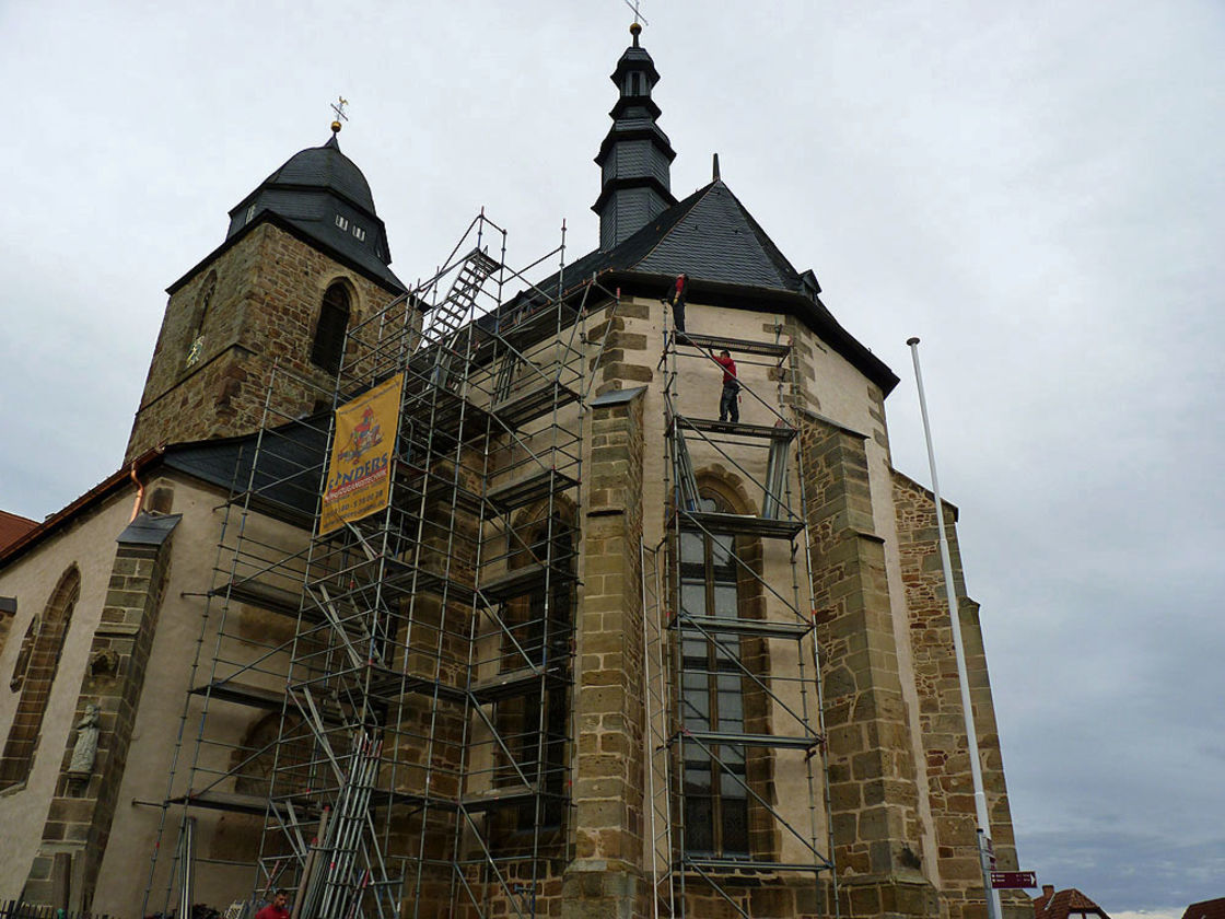 Abbau des Gerüstes an der Südseite (Foto: Karl-Franz Thiede)